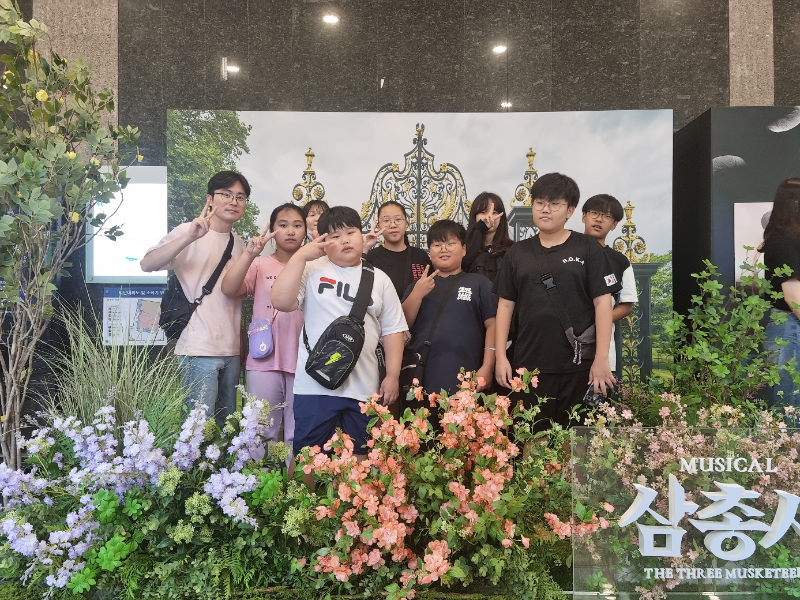 뮤지컬 삼총사 기념촬영.png
