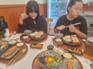 뮤지컬 삼총사 식사2.png