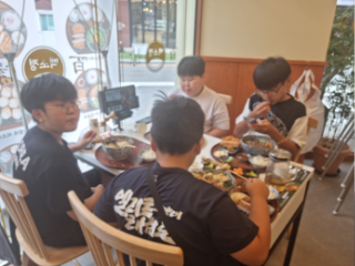 뮤지컬 삼총사 식사.png