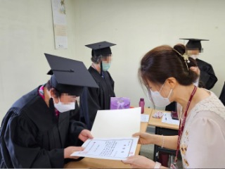 졸업장 수여2.jpg