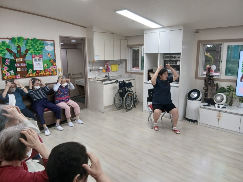 6.25 실버체조1.jpg