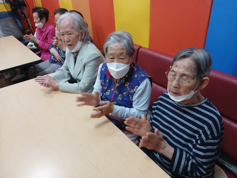 6.25 웃음치료2.jpg