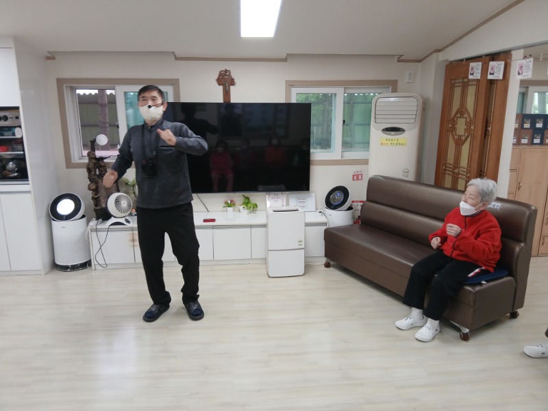 10.22 웃음치료(자원봉사)2.jpg