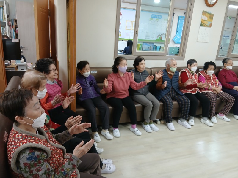 12.9 웃치1.jpg