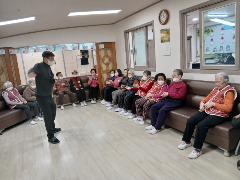12.9 웃치3.jpg