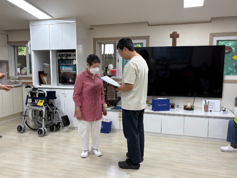 6.1 이달의 어르신상 수상3.jpg